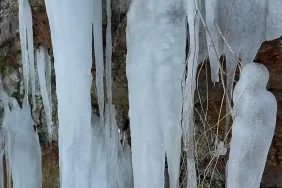 Ağrının Dambat Mağaralarında Buz Sarkıtları Görsel Şölen Sunuyor