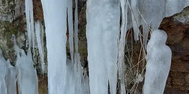 Ağrı'nın Dambat Mağaraları'nda Buz Sarkıtları Görsel Şölen Sunuyor