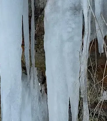Ağrının Dambat Mağaralarında Buz Sarkıtları Görsel Şölen Sunuyor