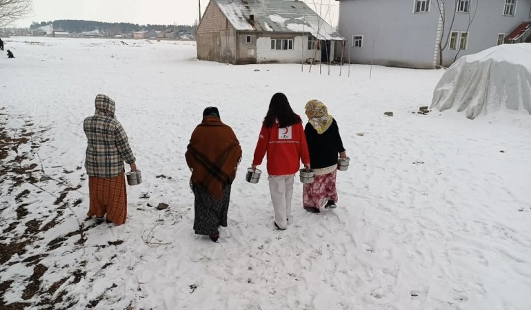 Ağrı Kızılaydan Soğuk Kış Günlerinde Sıcak Yemek Dağıtımı