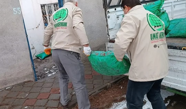 Soğuk kış günlerinde Doğubayazıt Umut Kervanı yüzleri güldürüyor