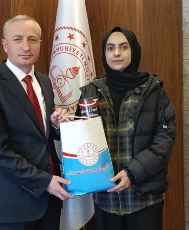 Okulum Beni Bekler Projesi Kapsamında Basarı Gösteren Öğrenci Ödüllendirildi