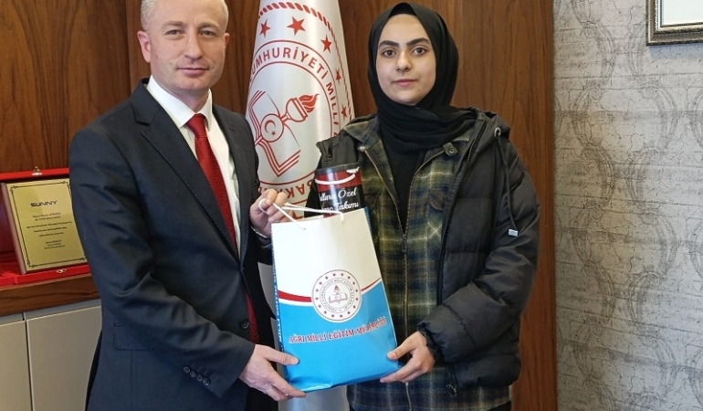 Okulum Beni Bekler Projesi Kapsamında Basarı Gösteren Öğrenci Ödüllendirildi