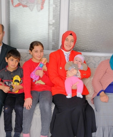 Vali Beyin Eşi Neslihan Gül Koç Görme Engelli Çifti Ziyaret Etti