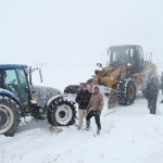Karda Mahsur Kalan Çiftçilerin Yardımına Yetiştiler