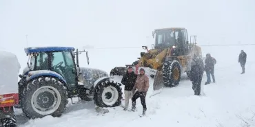 Karda Mahsur Kalan Çiftçilerin Yardımına Yetiştiler