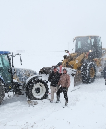 Karda Mahsur Kalan Çiftçilerin Yardımına Yetiştiler Eleşkirt Haber Karda Mahsur Kalan Çiftçilerin Yardımına Yetiştiler