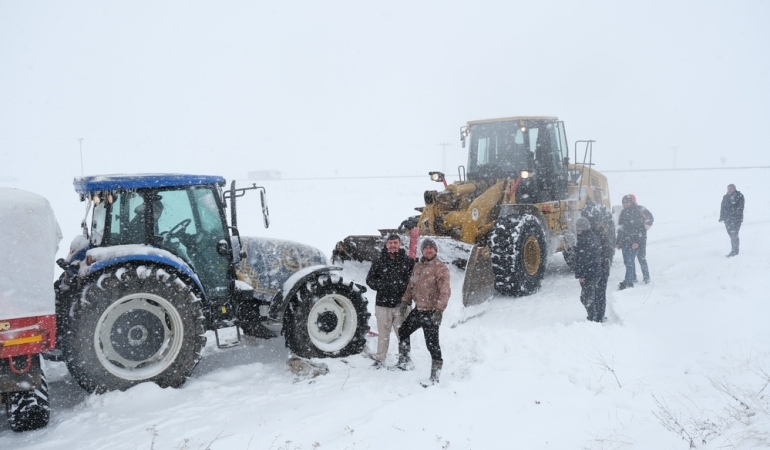 Karda Mahsur Kalan Çiftçilerin Yardımına Yetiştiler