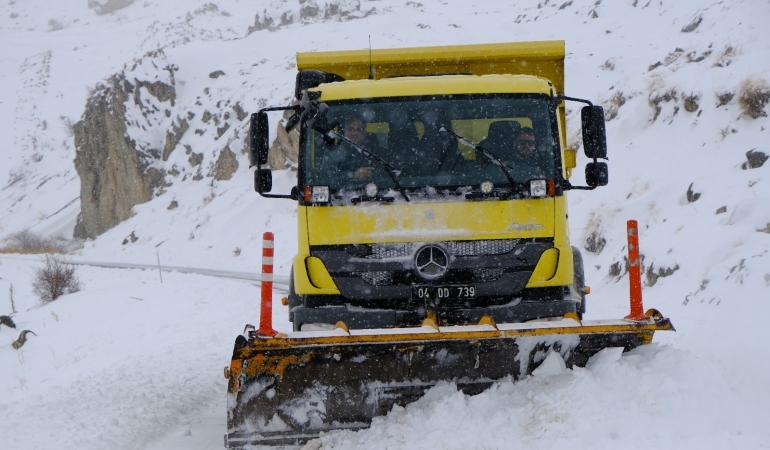 303 Köy Yolu Ulaşıma Kapandı