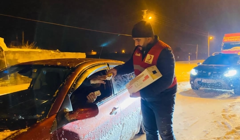 Yolda Kalan Vatandaşların Yardımına Doğubayazıt Kızılay Koştu