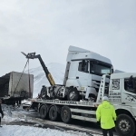 Cam Yüklü Tır Buzlanma Nedeniyle Kontrolden Çıkarak Devrildi