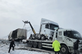 Cam Yüklü Tır Buzlanma Nedeniyle Kontrolden Çıkarak Devrildi