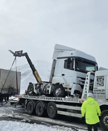 Cam Yüklü Tır Buzlanma Nedeniyle Kontrolden Çıkarak Devrildi