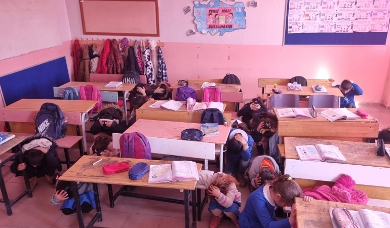 Okullarda Deprem Tatbikatı Yapıldı