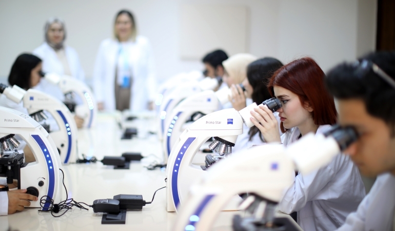 AİÇÜ, 8 yılda 5 bin Üniversiteyi Geride Bıraktı