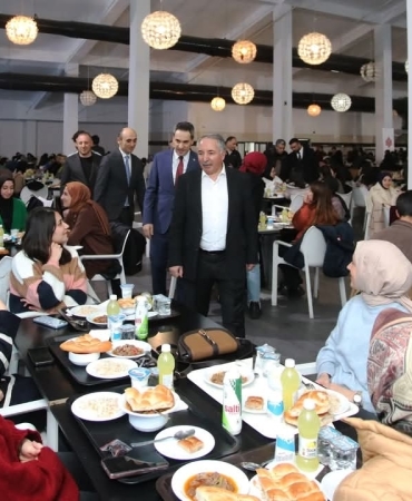 Rektör Karabulut Öğrencilerle İle İftar Yemeğinde Bir Araya Geldi