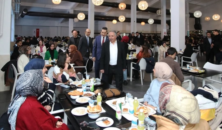 Rektör Karabulut, Öğrencilerle İle İftar Yemeğinde Bir Araya Geldi