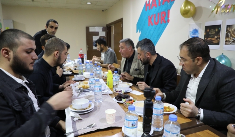 AK Parti Ağrı İl Başkanı İlhami Yıldız, Öğrencilerle İftarda Bir Araya Geldi