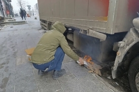 Yakıt Deposu Donan Kamyonetin Altında Ateş Yaktı