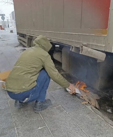 Yakıt Deposu Donan Kamyonetin Altında Ateş Yaktı