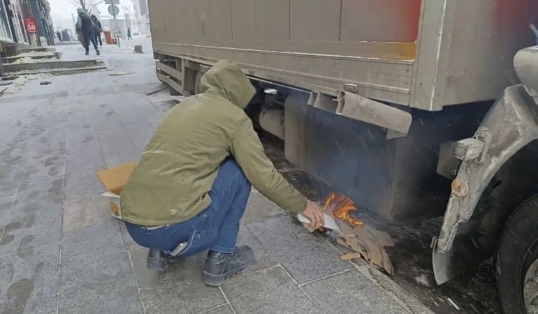 Yakıt Deposu Donan Kamyonetin Altında Ateş Yaktı