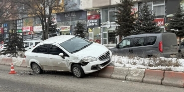 Kontrolden Çıkan Araç Refüje Çıktı 