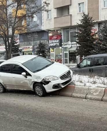 Kontrolden Çıkan Araç Refüje Çıktı 