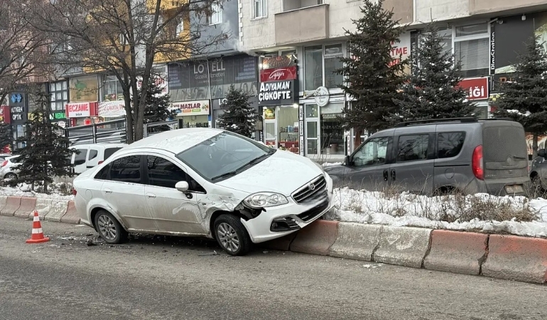 Kontrolden Çıkan Araç Refüje Çıktı 