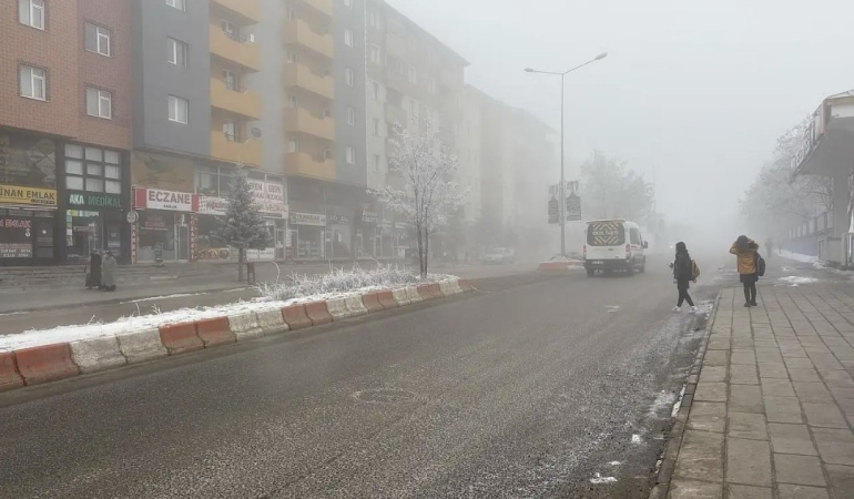 Ağrılılar Sabaha Sisli Havayla Uyandı