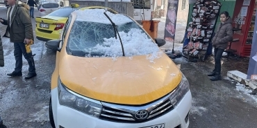 Çatıdan Düşen Kar