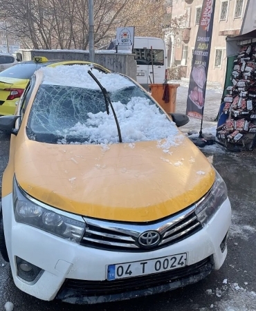 Çatıdan Düşen Kar