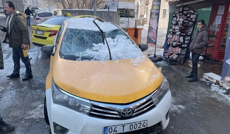 Çatıdan Düşen Kar Taksiyi Kullanılmaz Hale Getirdi
