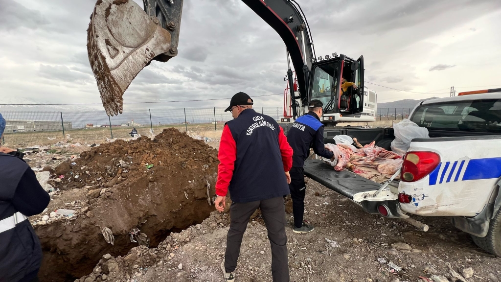 Doğubayazıtta Açıkta Satışı Yapılan 150 Kilogram Et İmha Edildi