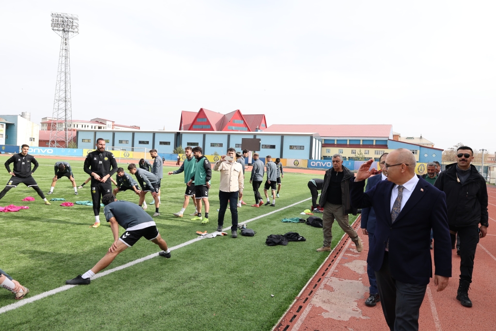 Ağrı Valisi Koç'tan Ağrı Spor Antremanında Moral Ziyareti