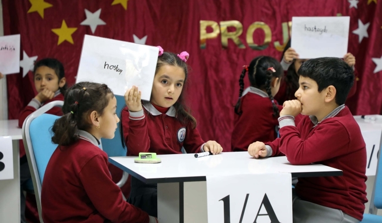 Minik Öğrencilerin Kitap Sevgisi Bilgi Yarışmasına Taşındı