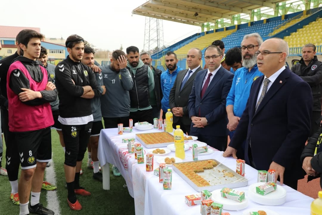 Ağrı Valisi Koç'tan Ağrı Spor Antremanında Moral Ziyareti