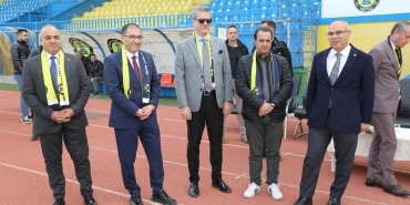 Ağrı Valisi Koç'tan Ağrı Spor Antremanında Moral Ziyareti