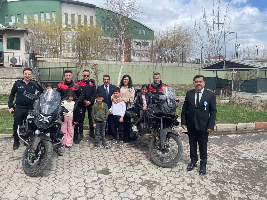 Öğrencilerden Polis Teşkilatına Anlamlı Ziyaret