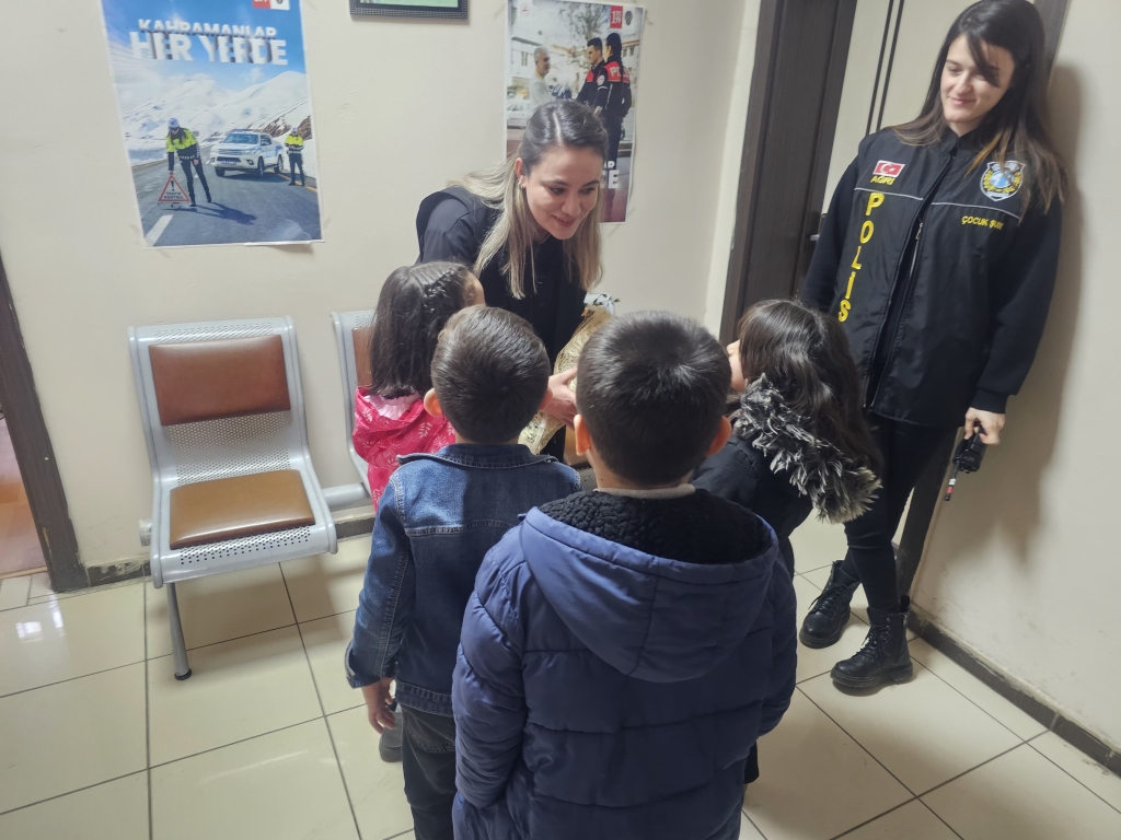 Öğrencilerden Polis Teşkilatına Anlamlı Ziyaret