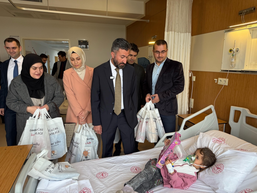 Başkan Yıldız Çocuk Bayramında Hastanede Tedavi Gören Çocukları Unutmadı