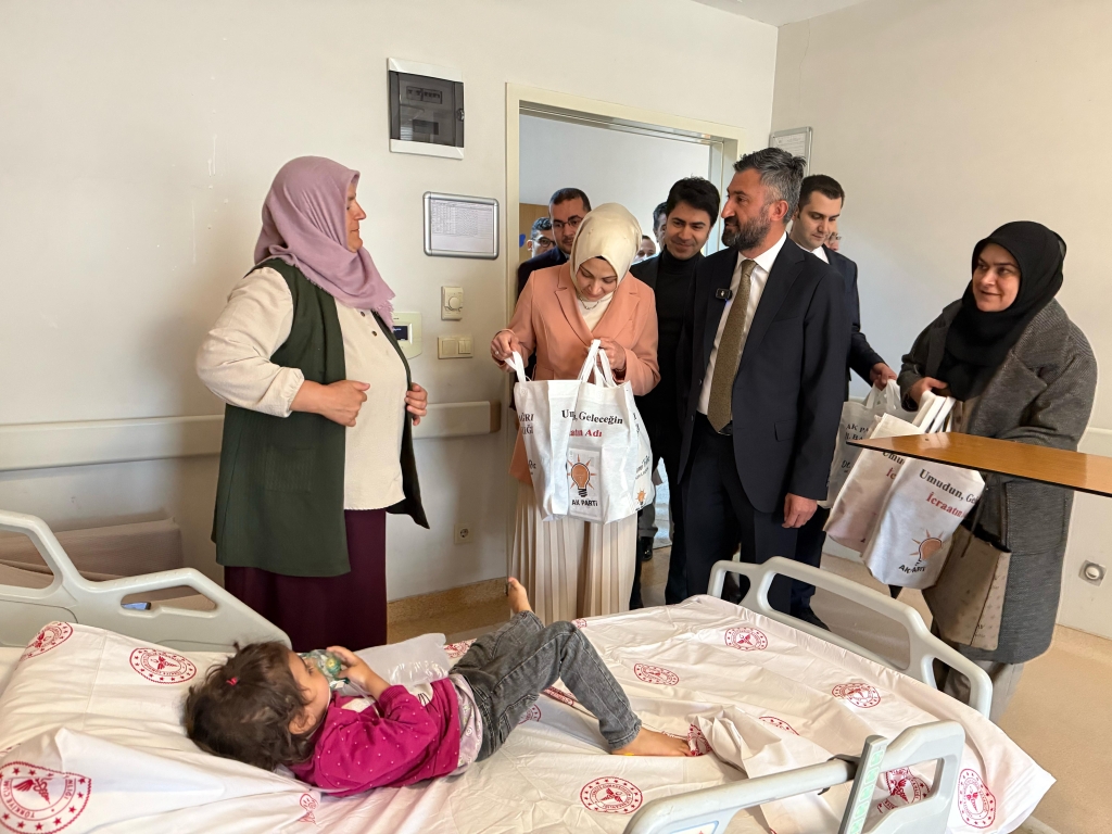 Başkan Yıldız Çocuk Bayramında Hastanede Tedavi Gören Çocukları Unutmadı