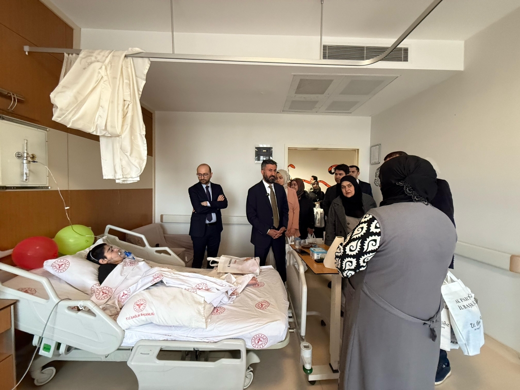 Başkan Yıldız Çocuk Bayramında Hastanede Tedavi Gören Çocukları Unutmadı