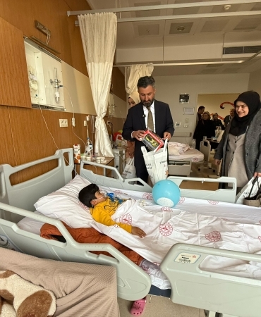 Başkan Yıldız Çocuk Bayramında Hastanede Tedavi Gören Çocukları Unutmadı