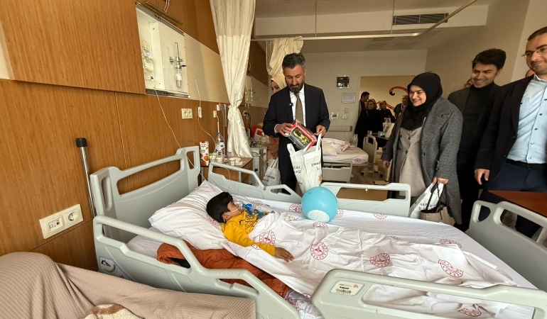 Başkan Yıldız, Çocuk Bayramında Hastanede Tedavi Gören Çocukları Unutmadı