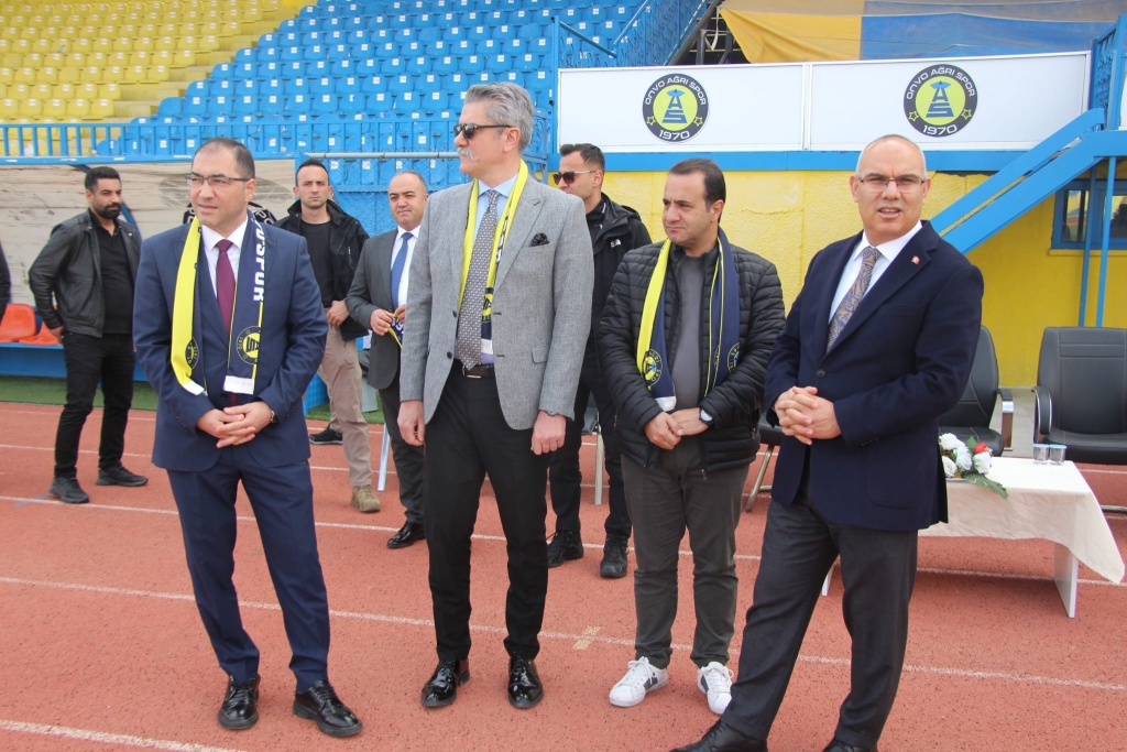 Ağrı Valisi Koç'tan Ağrı Spor Antremanında Moral Ziyareti