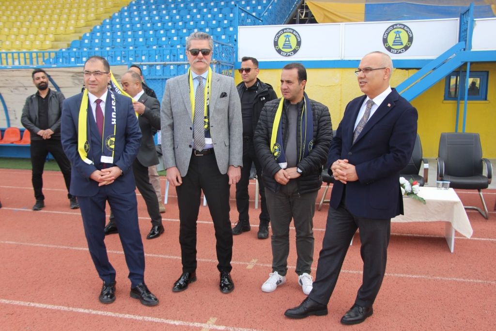 Ağrı Valisi Koç'tan Ağrı Spor Antremanında Moral Ziyareti