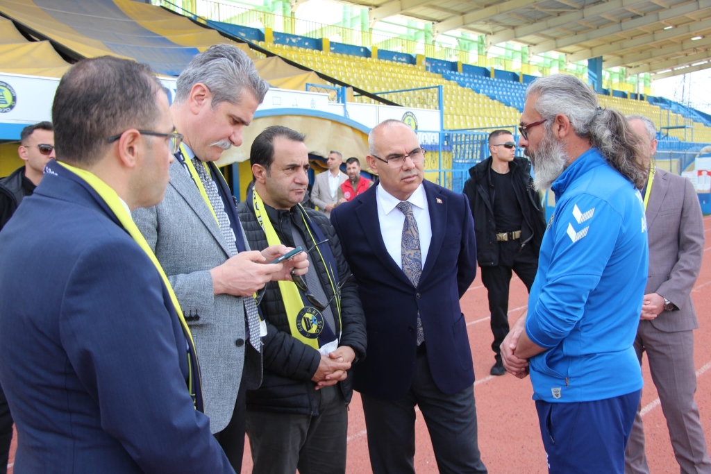 Ağrı Valisi Koç'tan Ağrı Spor Antremanında Moral Ziyareti
