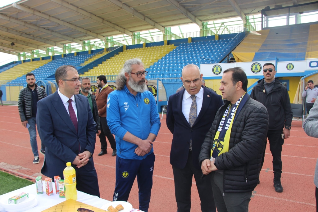 Ağrı Valisi Koç'tan Ağrı Spor Antremanında Moral Ziyareti