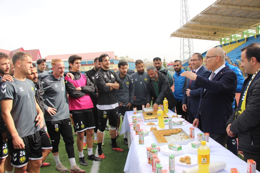 Ağrı Valisi Koç'tan Ağrı Spor Antremanında Moral Ziyareti
