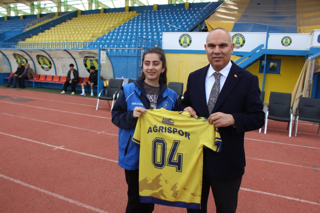 Ağrı Valisi Koç'tan Ağrı Spor Antremanında Moral Ziyareti